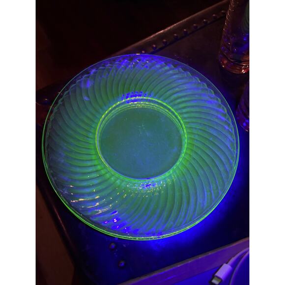 VTG 4 PC Green Depression Glass Swirl Pattern 8" Plates Uranium GLOWS - Picture 5 of 16